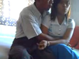 新來的兼職女被中年打工大叔啪啪