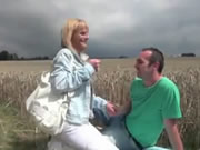 田野裡一對年輕夫婦的激情性愛